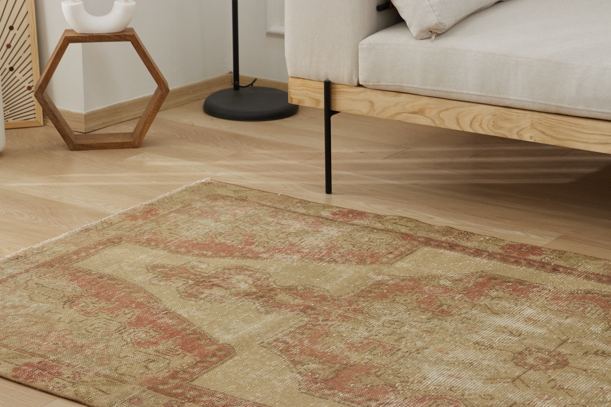 Dafnie | Vintage Small Rug with Timeless Elegance | Kuden Rugs