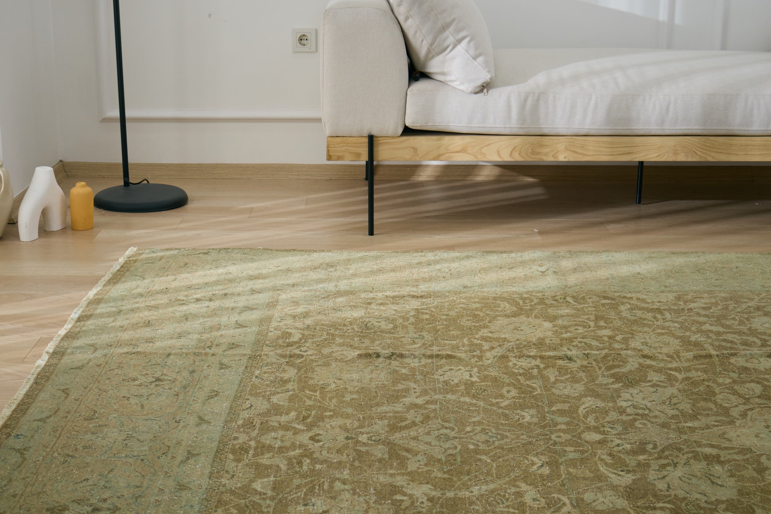 Danaia - A Medallion Masterpiece from Persia | Kuden Rugs