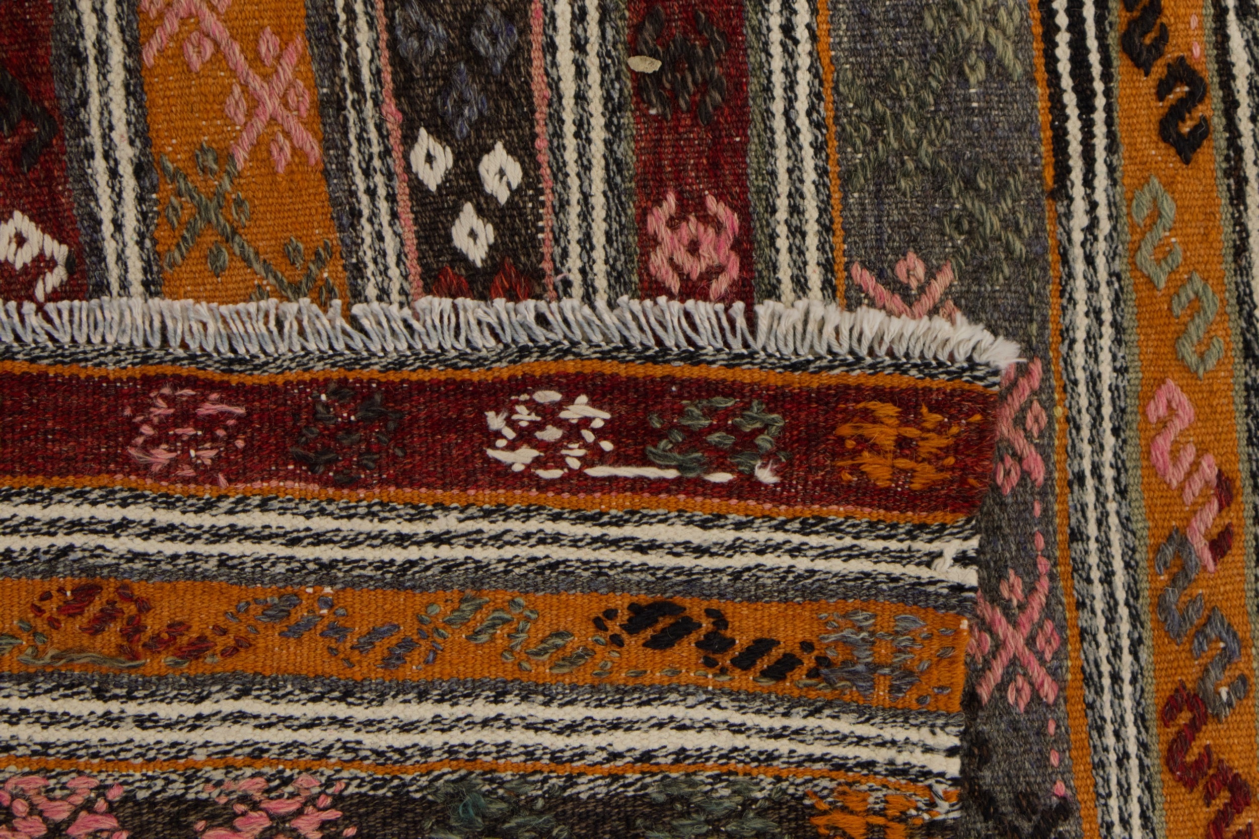 Enhance your decor with the striking Guadalupe area rug. | Kuden Rugs