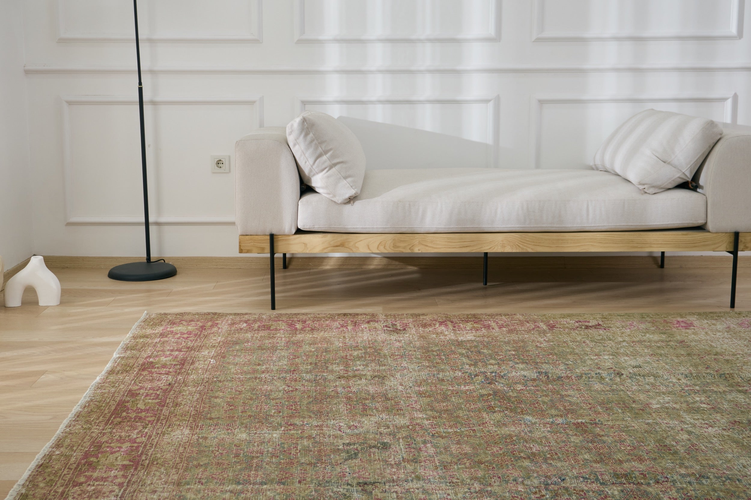 Utona - A Canvas of Persian Craftsmanship | Kuden Rugs