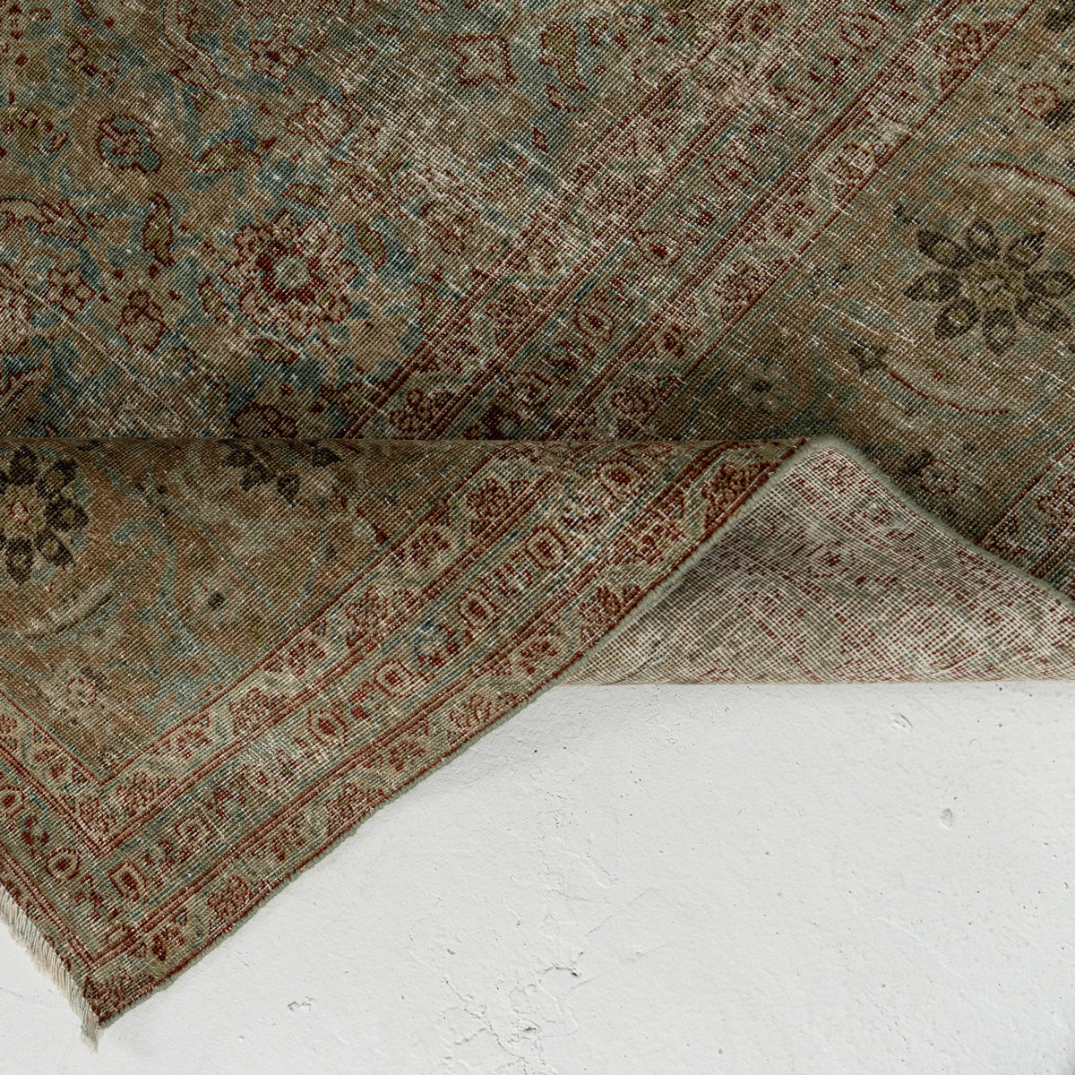 Classic area rug in 5x8 dimensions, crafted in turkish