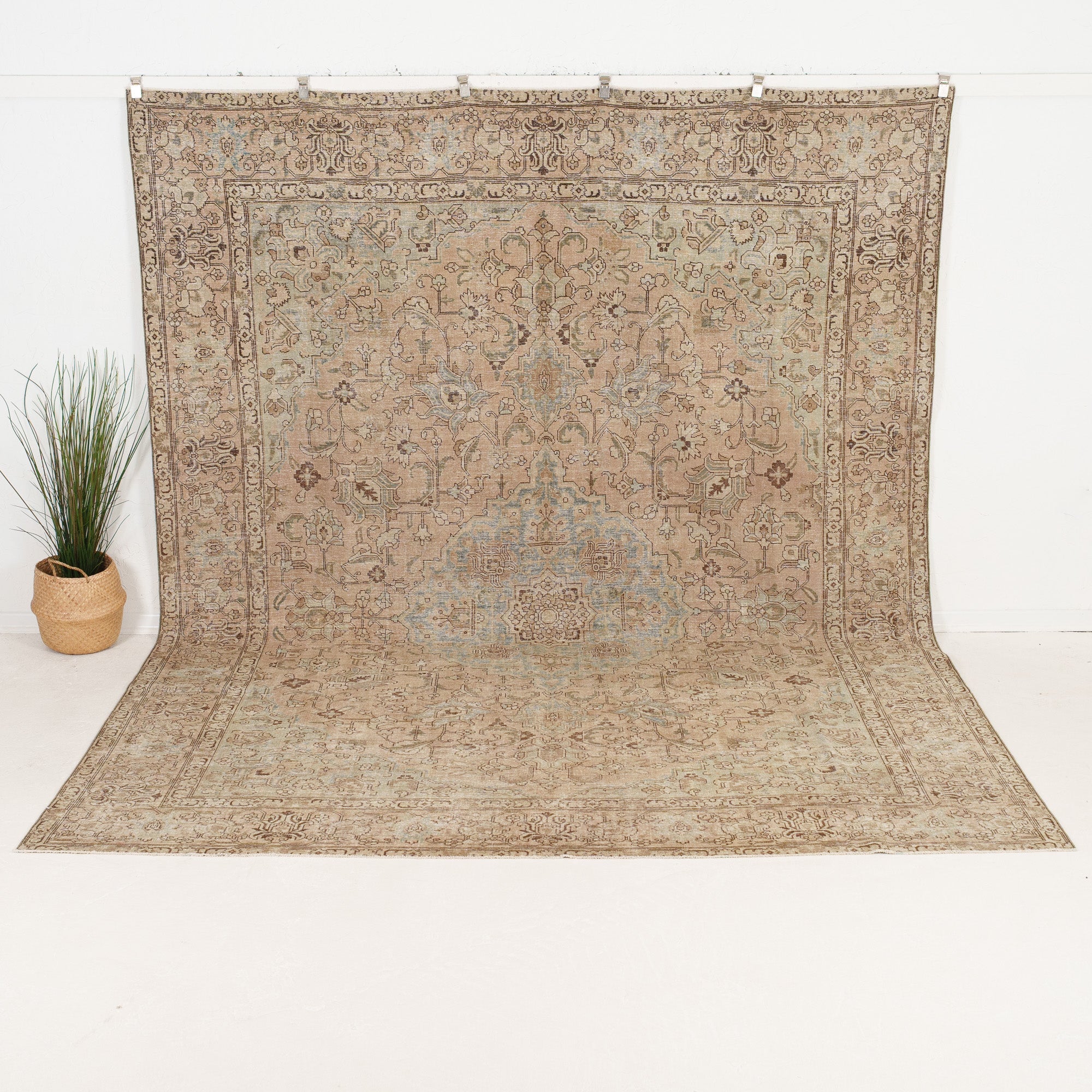 Idalvris - Vintage Persian Area Rug