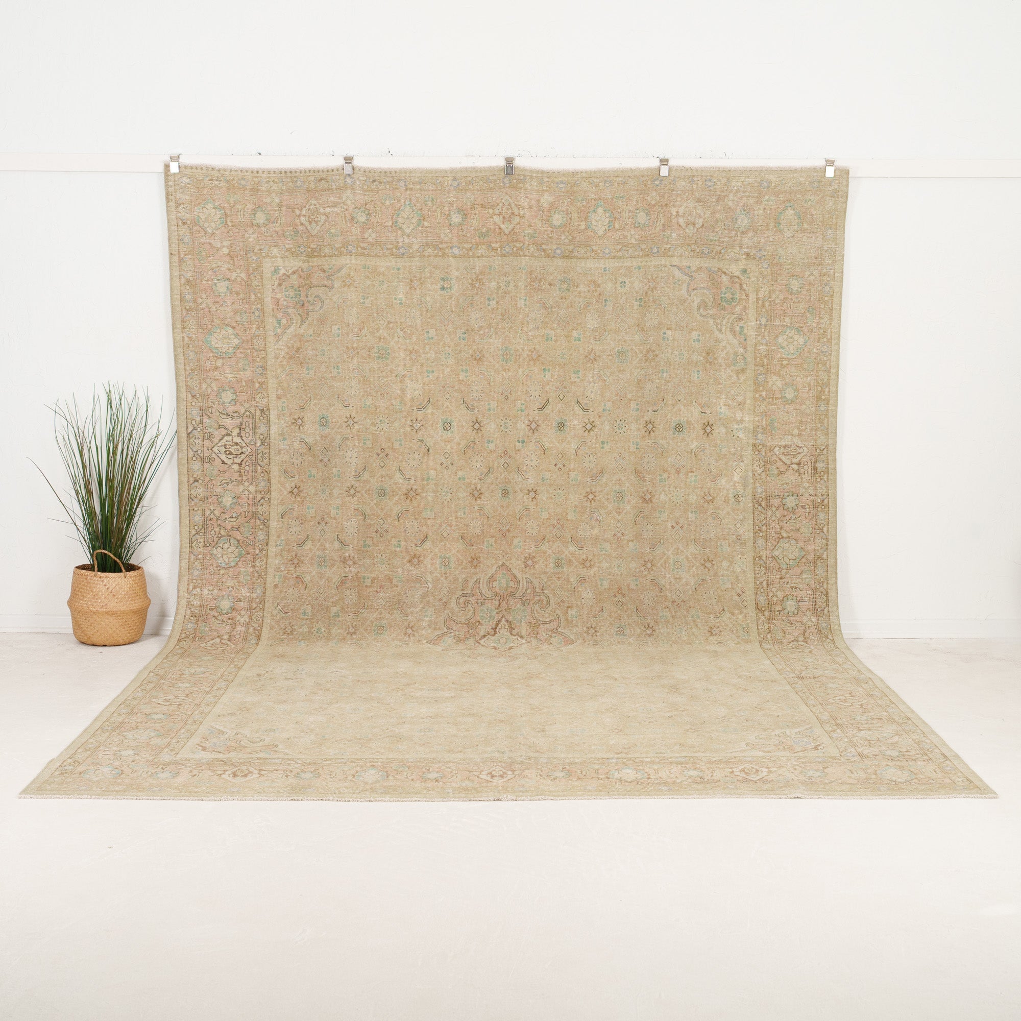 Ilavorya - Vintage Persian Area Rug