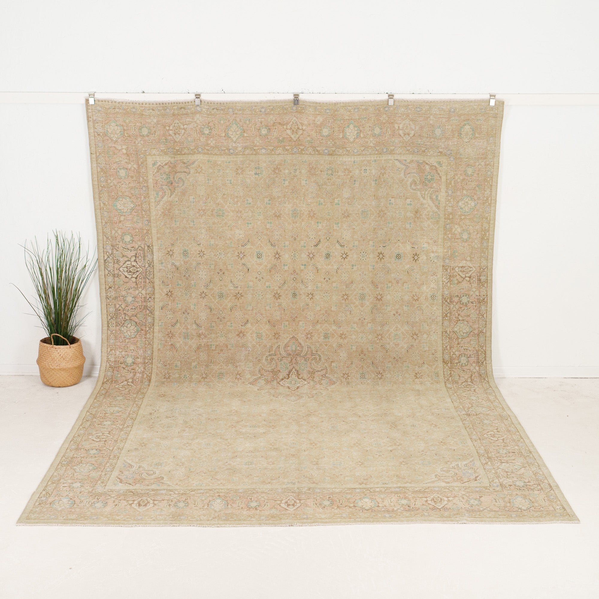 Ilavorya - Vintage Persian Area Rug