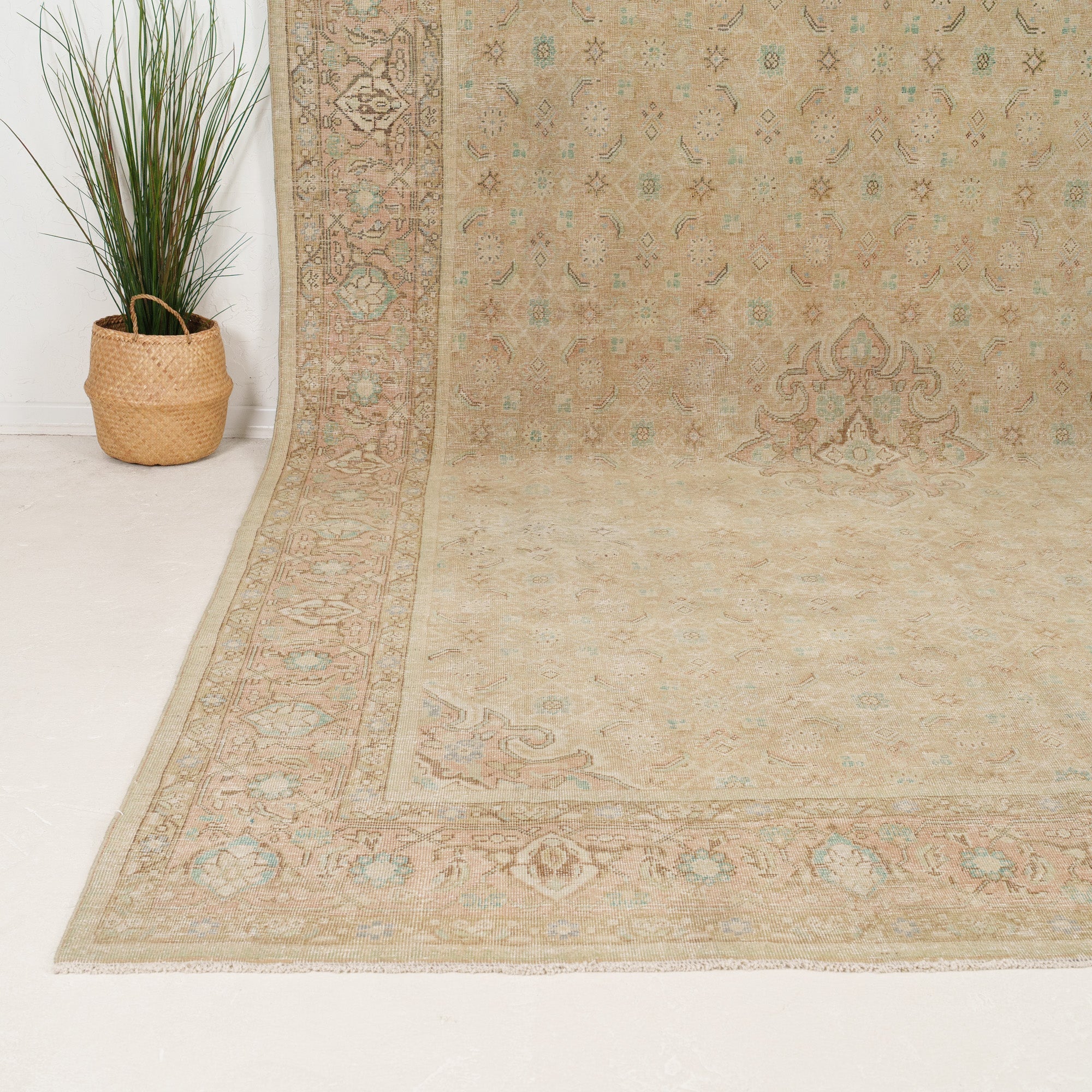 Ilavorya - Vintage Persian Area Rug