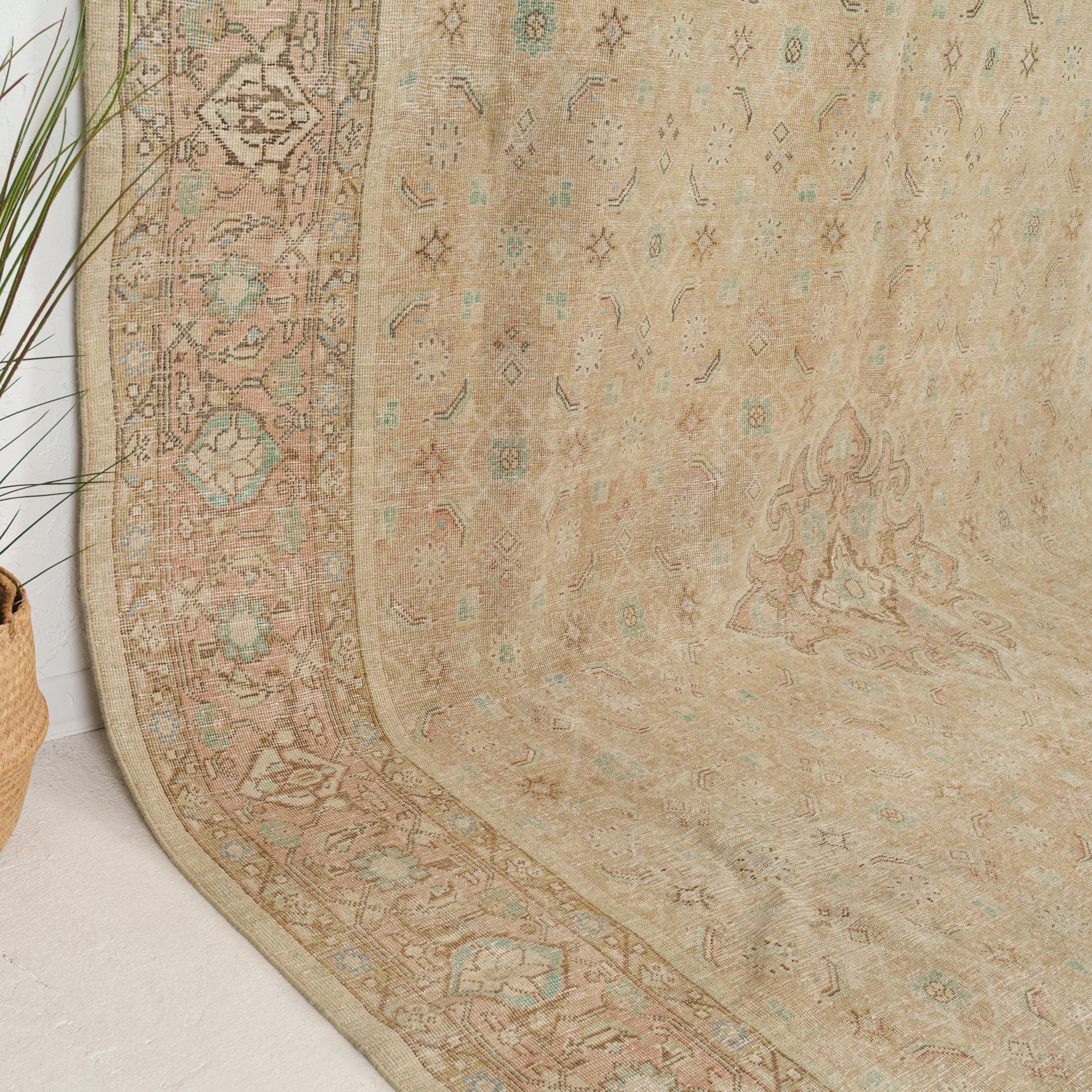 Ilavorya - Vintage Persian Area Rug