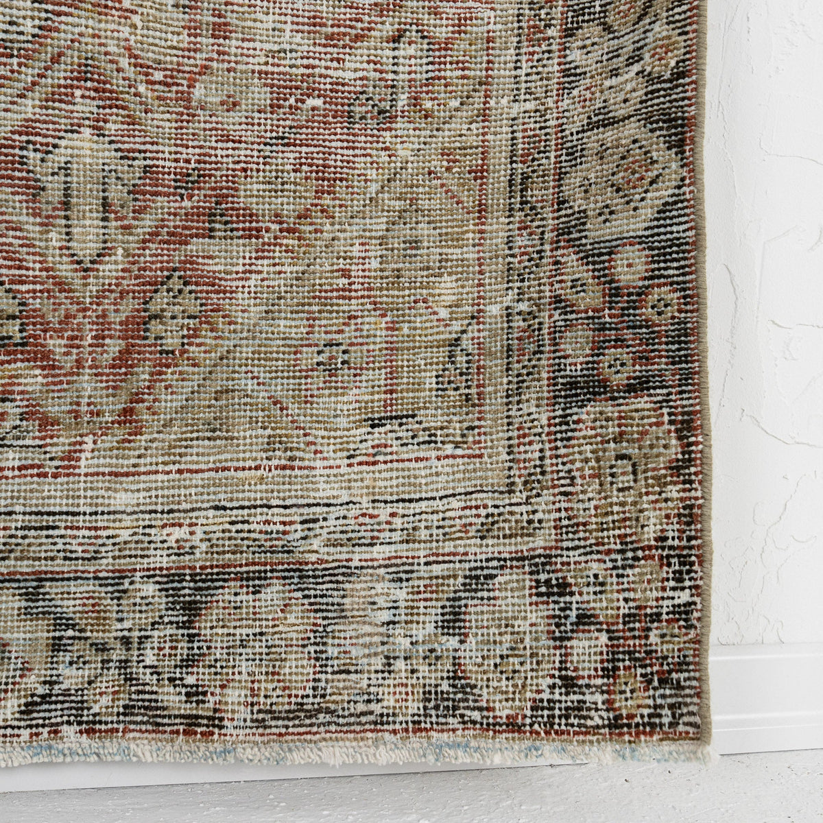 Lyrosen - Persian Rug, Handcrafted & Timeless