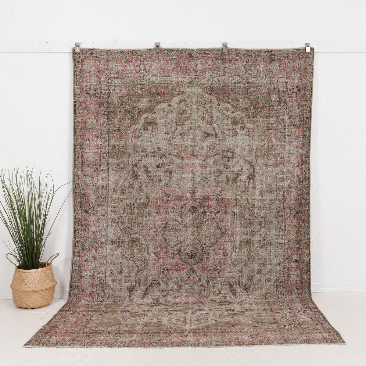 137×123 “Rose quartz”ViNTAGE TURKiSH RUG Vintage Turkish Hand-Knotted Wool Rug No. 291, 5'6