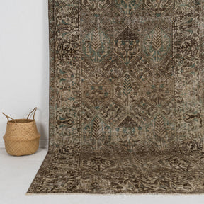 Classic area rug in 5x9 dimensions, crafted in persian