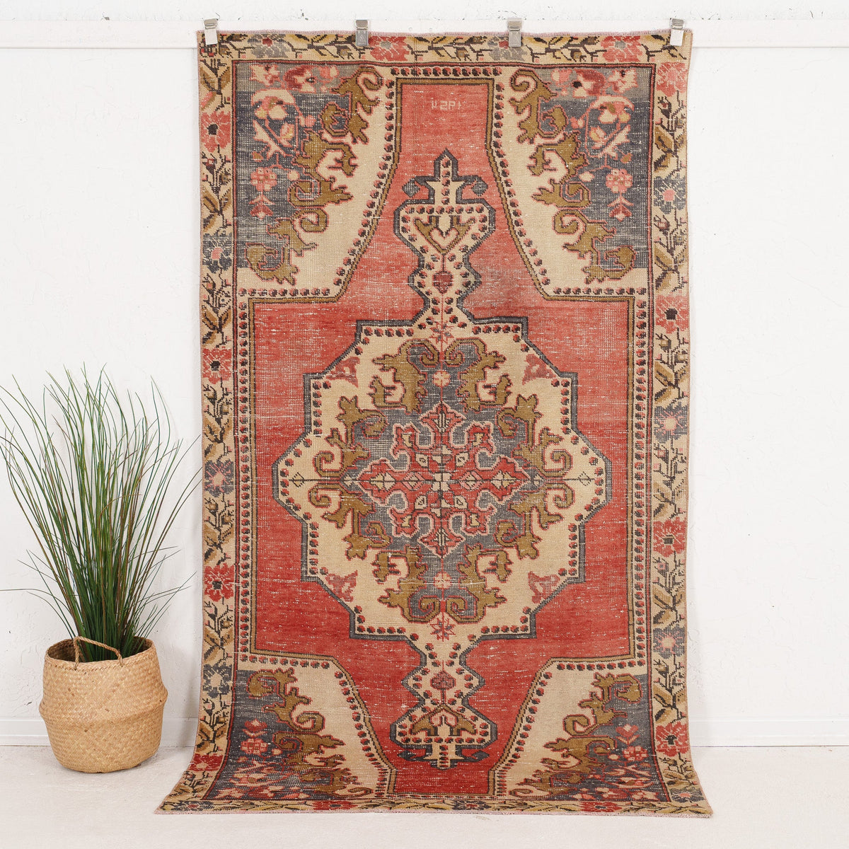 No.48 ヴィンテージラグ　M　トルコ　マット turkish rug 5' x 8' - Vintage Turkish Area Rug, Red - Acantha | Kuden Rugs