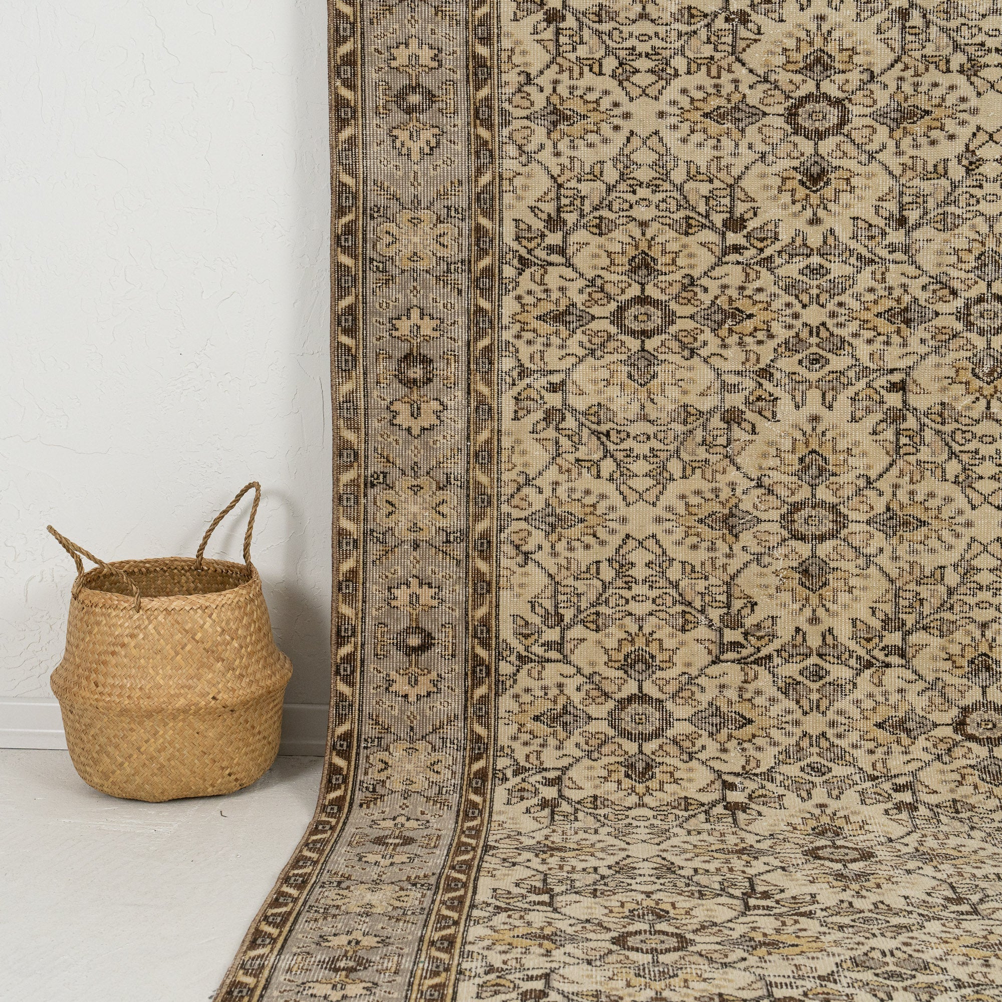 Syrena - Elegant Living Room Rug, Antique Charm