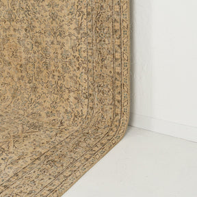 Classic area rug in 7x10 dimensions, crafted in turkish