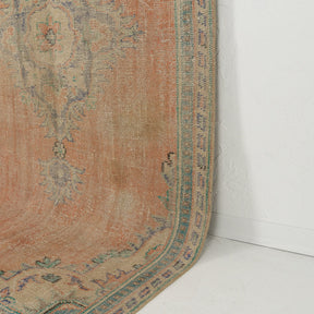 Classic area rug in 5x8 dimensions, crafted in turkish