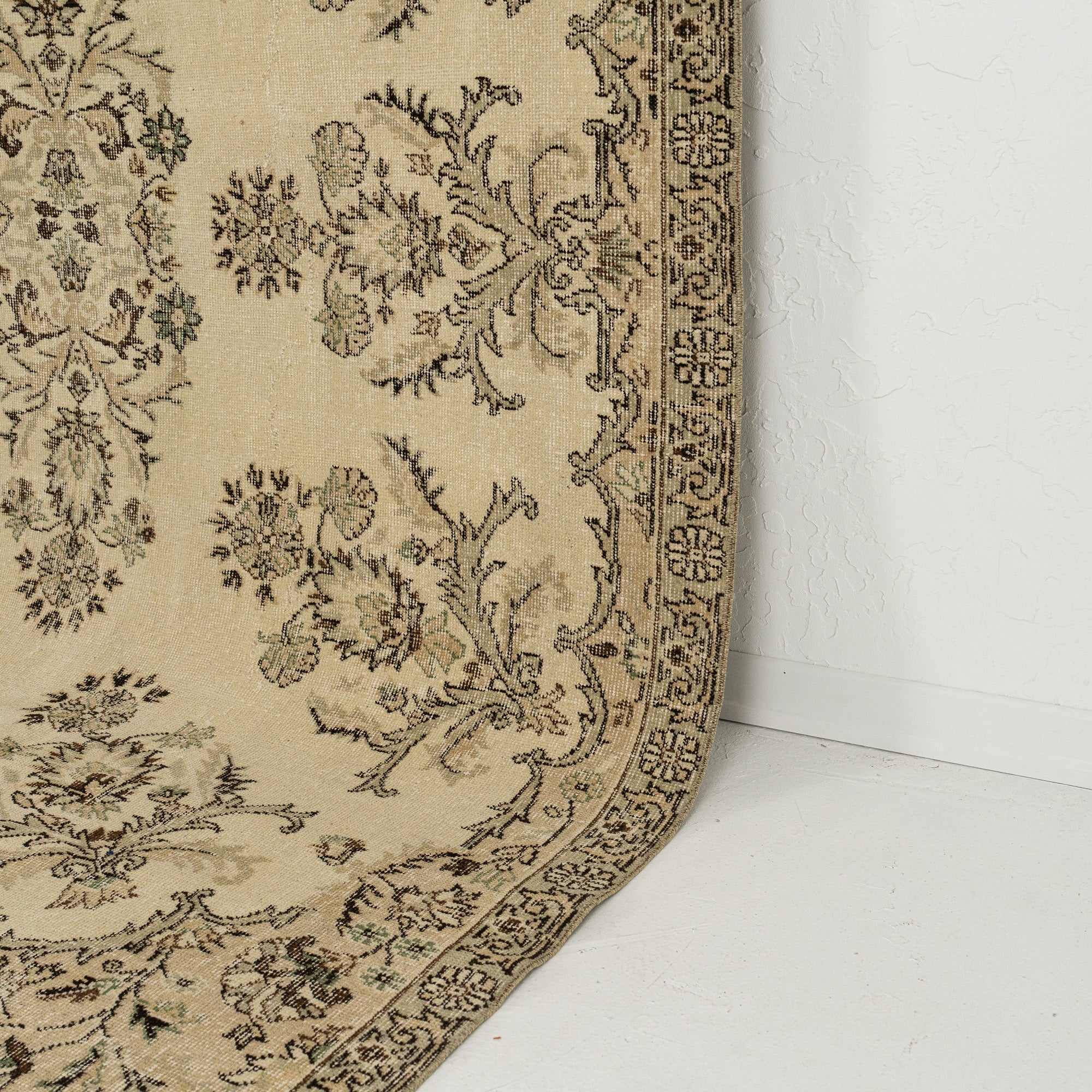 Rhoswen - Turkish Rug, Authentic and Vintage