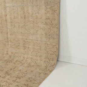 Classic area rug in 5x8 dimensions, crafted in turkish