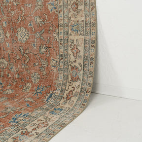 Classic area rug in 7x10 dimensions, crafted in turkish