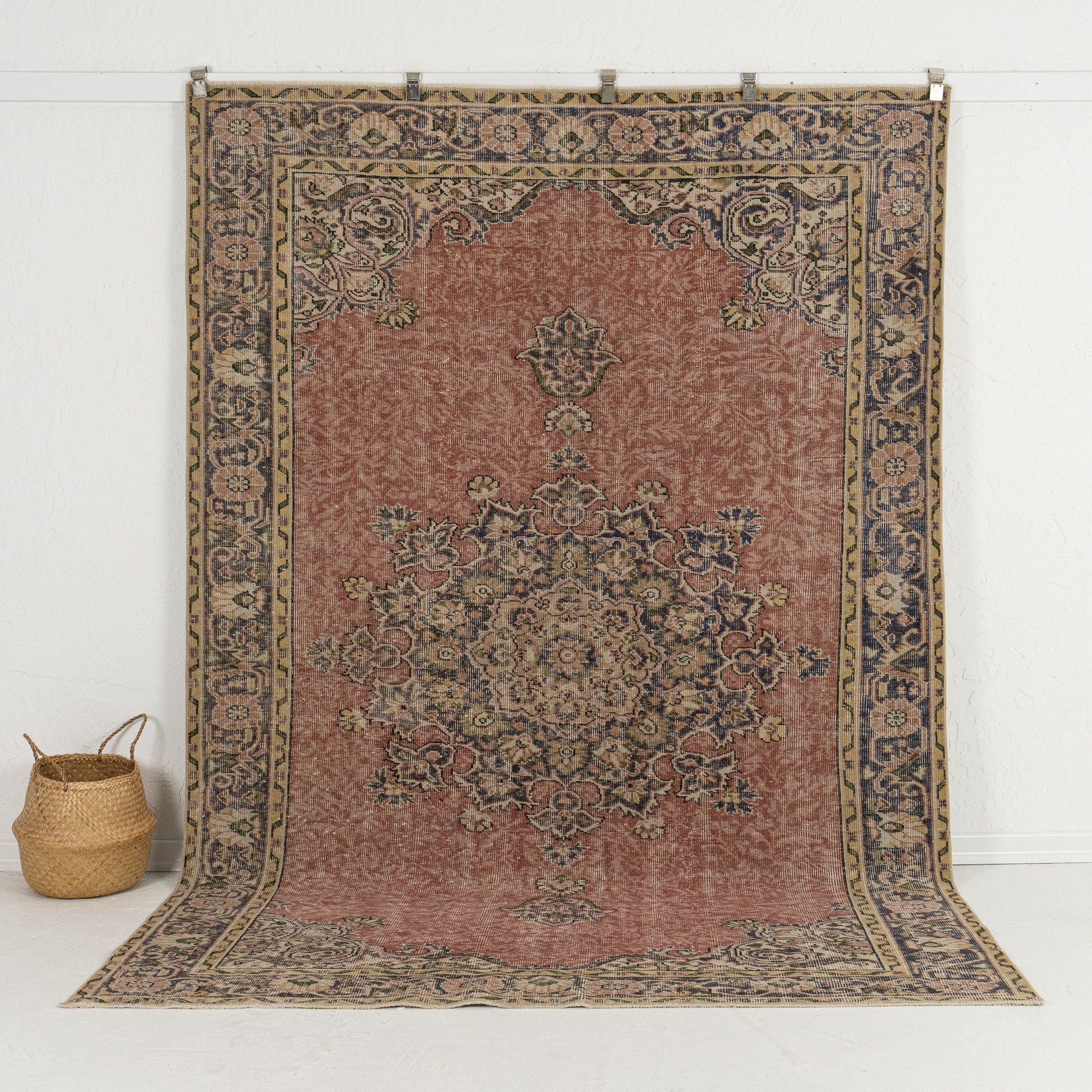 Fiora - Elegant Living Room Rug, Antique Charm