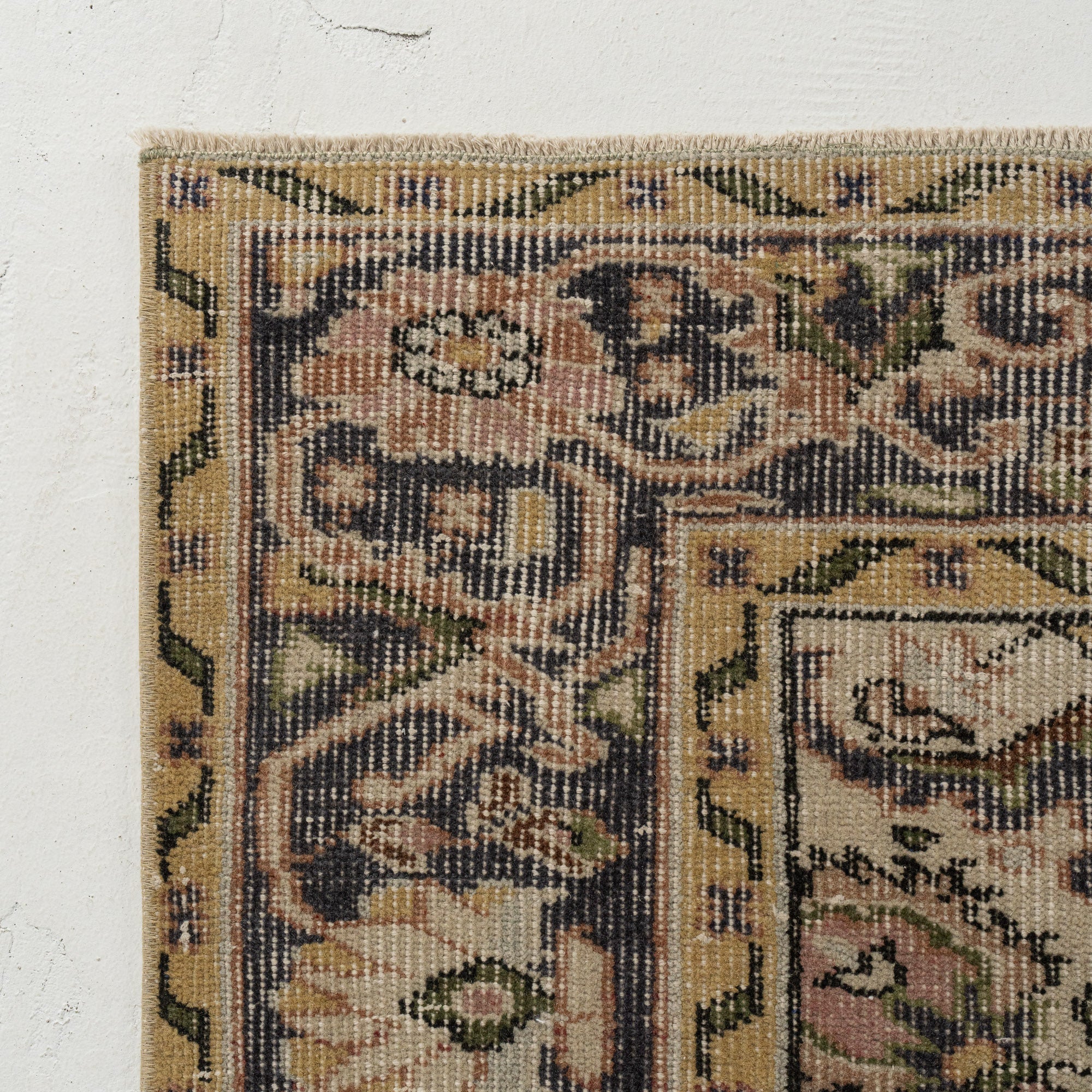 Fiora - Elegant Living Room Rug, Antique Charm