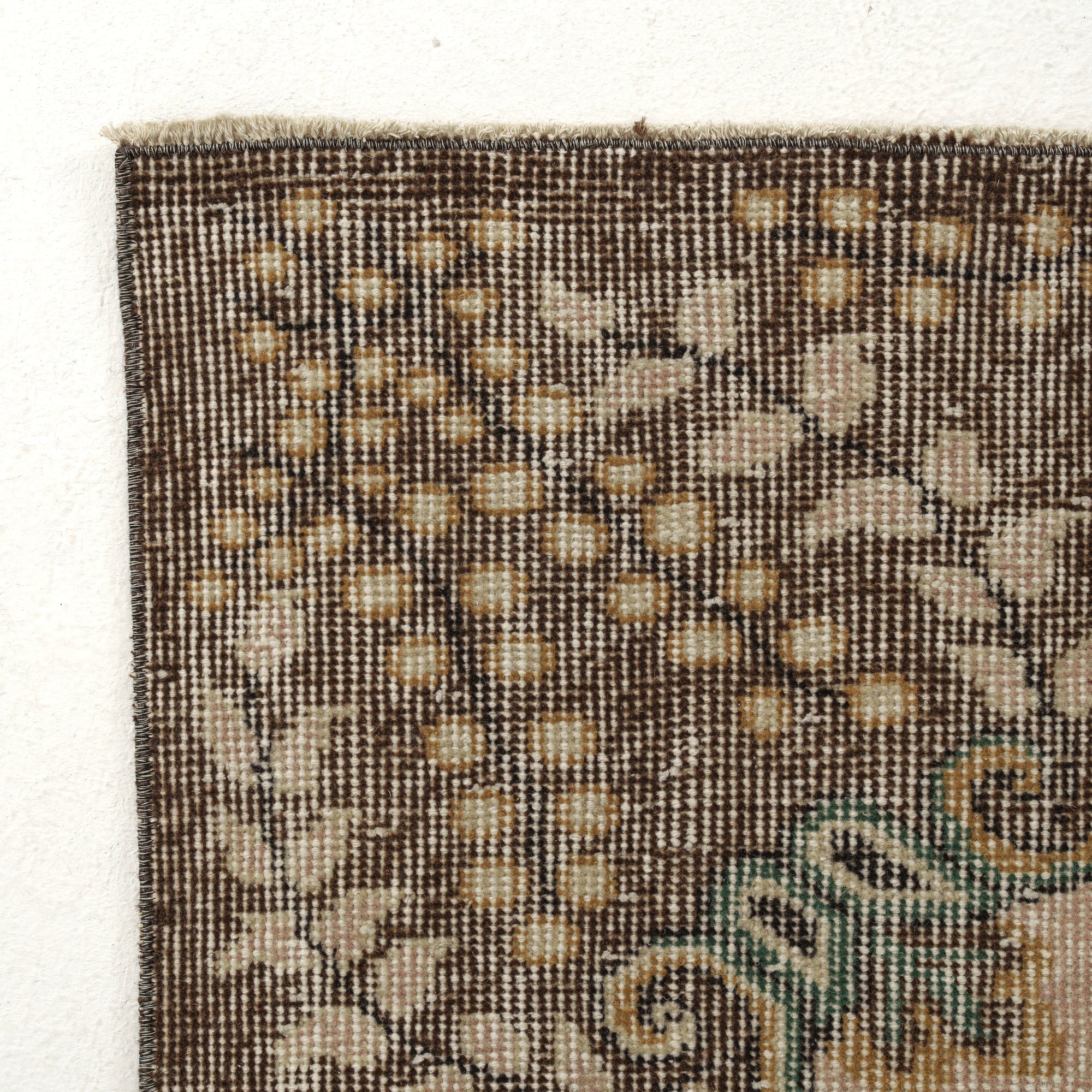 Classic area rug in 6x10 dimensions, crafted in turkish
