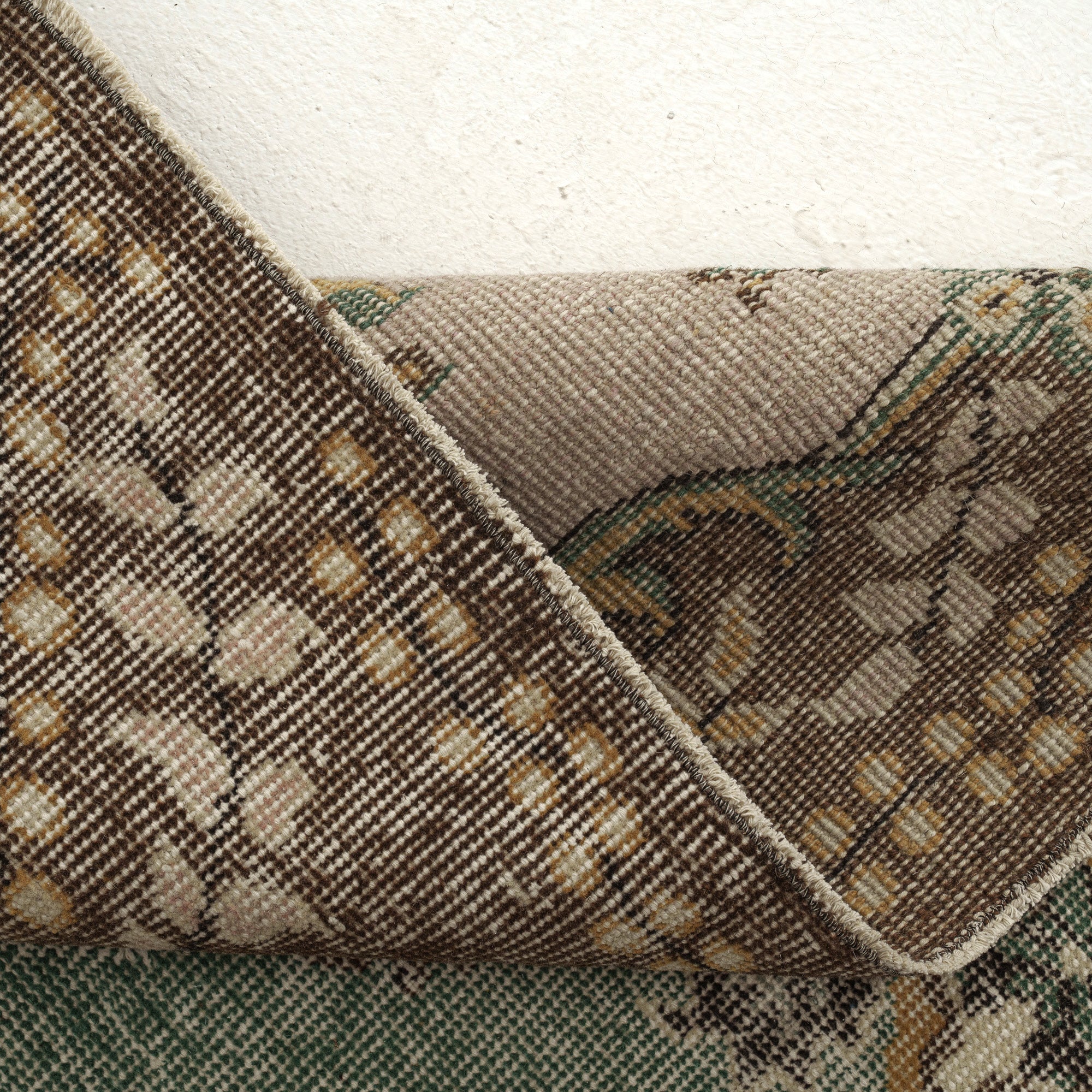 Elegant green area rug, perfect for living room, bedroom, entryway, office, kitchen & dining decor