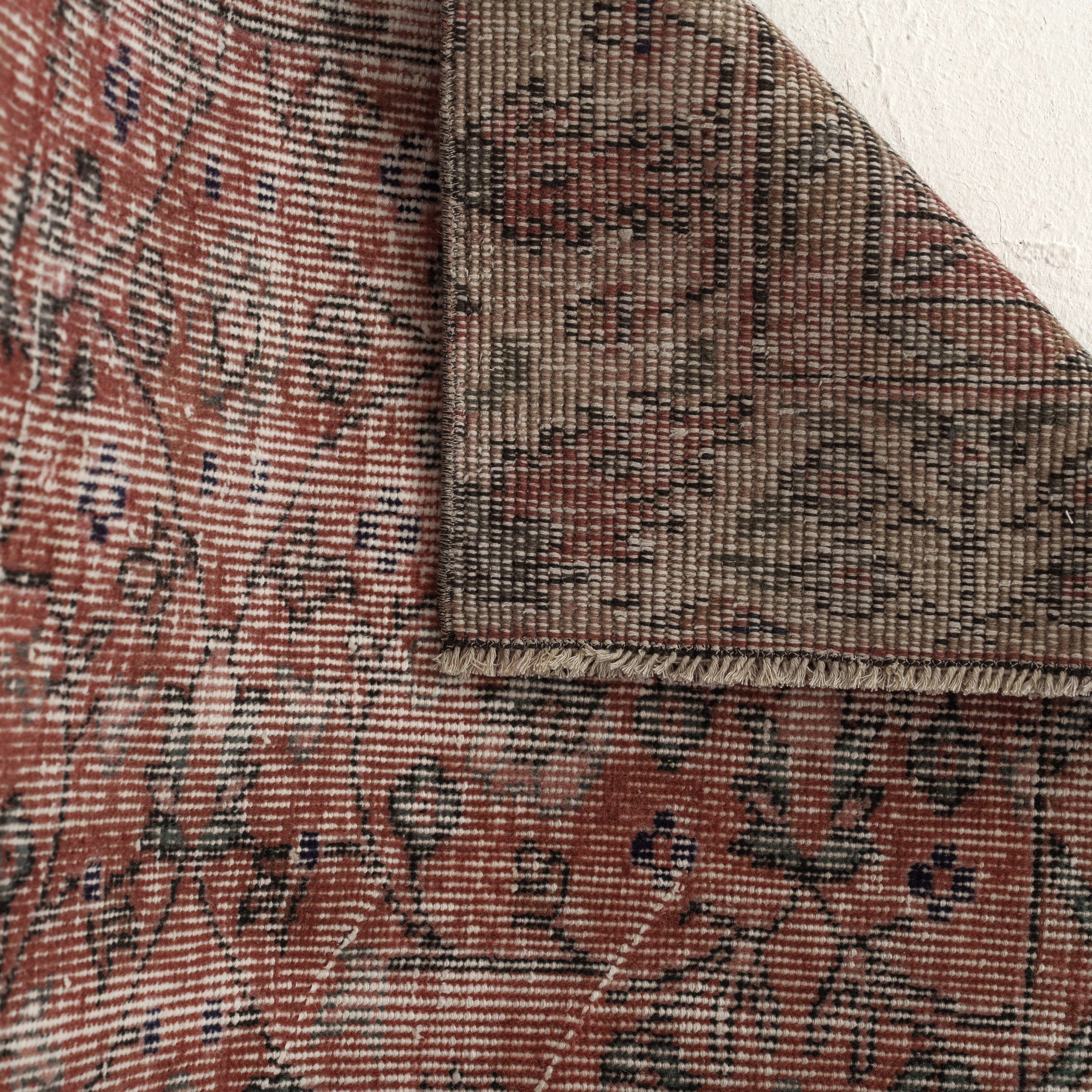 Elegant pink area rug, perfect for living room, bedroom, entryway, office, kitchen & dining decor