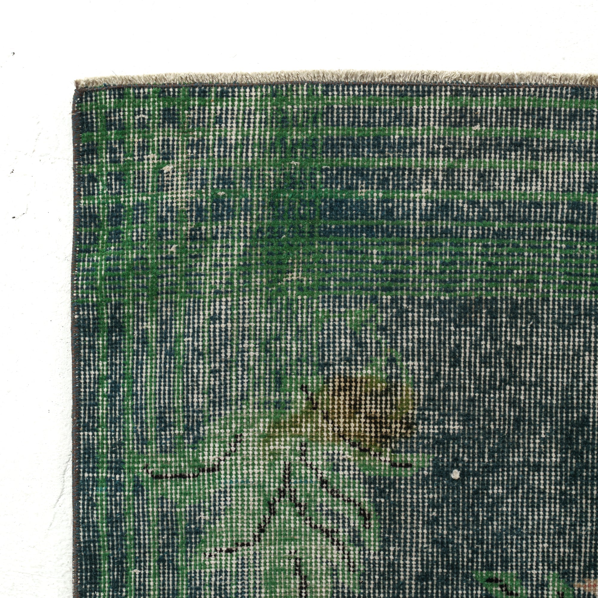 Classic area rug in 7x10 dimensions, crafted in turkish
