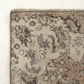 Classic area rug in 5x10 dimensions, crafted in turkish