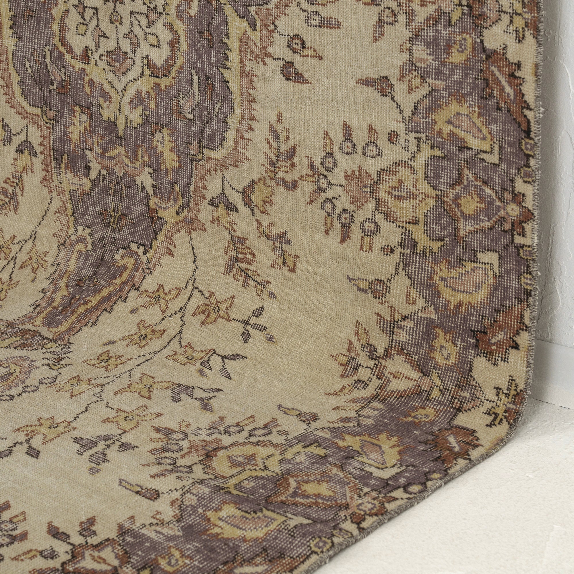 Esirya - Turkish Rug, Authentic and Vintage