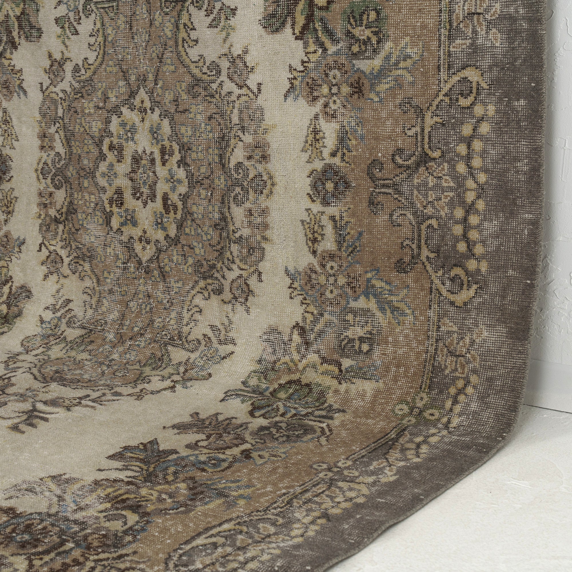 Malivya - Dining Room Rug, Classic Artisan Crafted