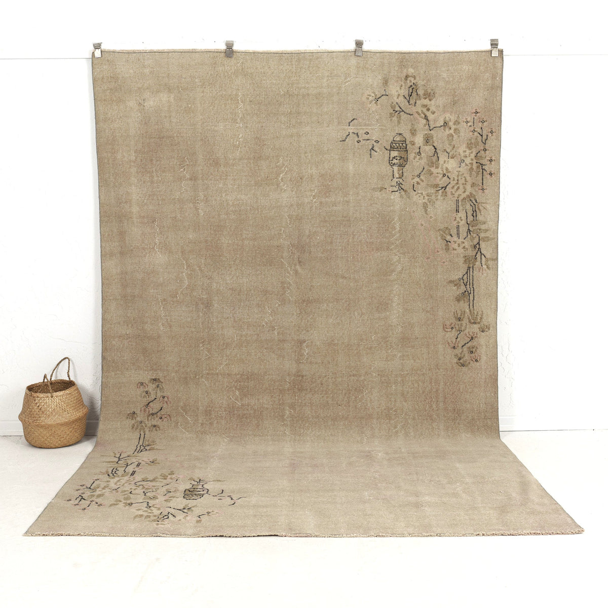 Xandira - Elegant Living Room Rug, Antique Charm