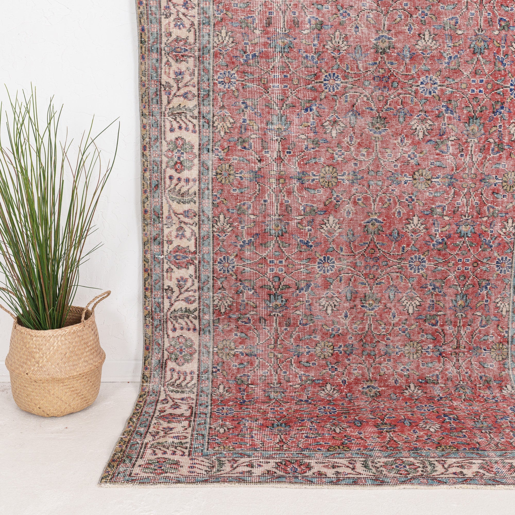 Xaerisaria - Vintage Turkish Area Rug