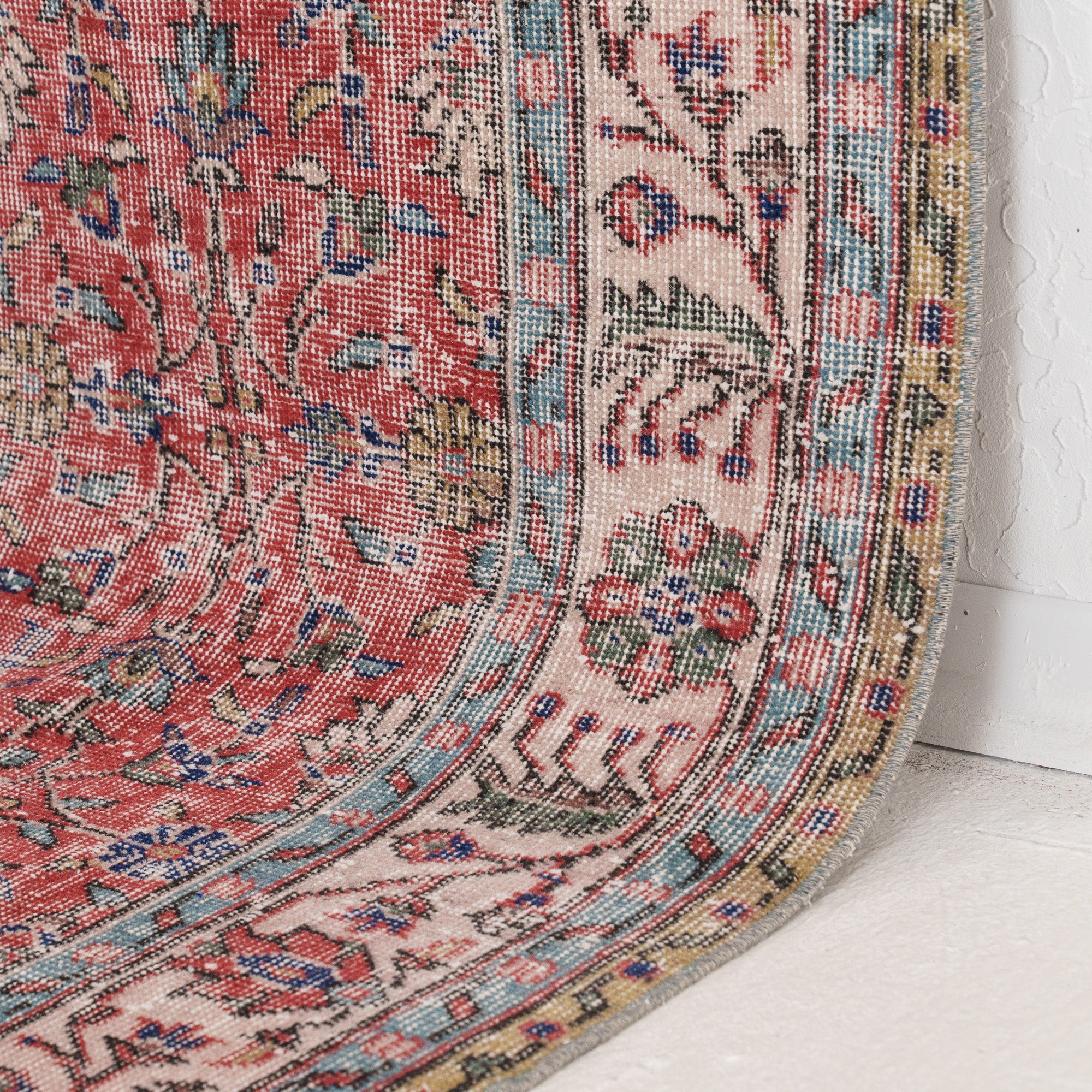 Xaerisaria - Vintage Turkish Area Rug