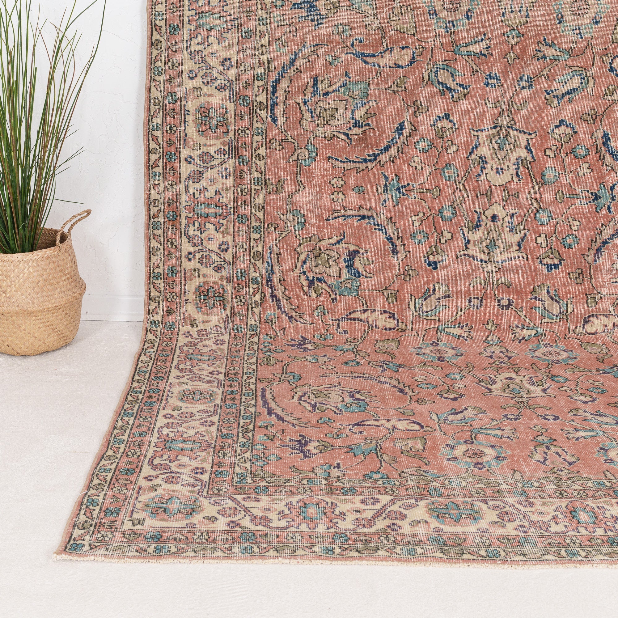 Xaerisena - Vintage Turkish Area Rug