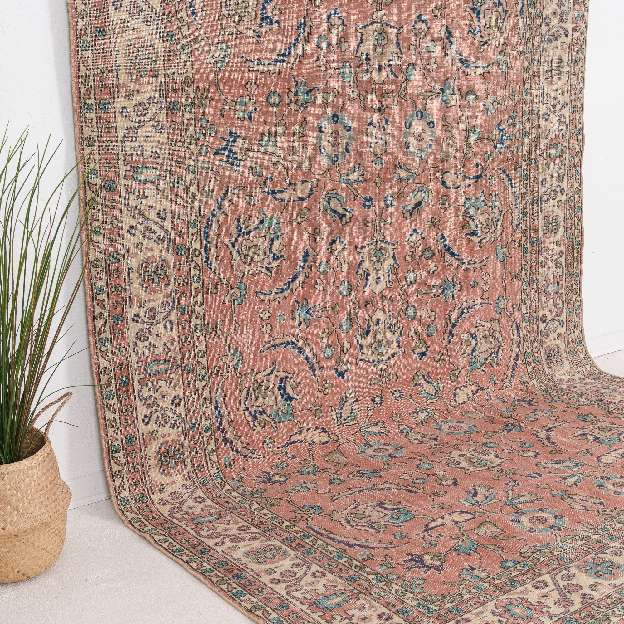 Xaerisena - Vintage Turkish Area Rug