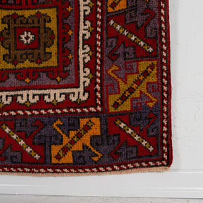 Classic accent rug in 4x6 dimensions, crafted in turkish