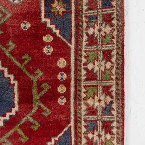 Classic accent rug in 4x5 dimensions, crafted in turkish