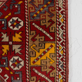 Classic accent rug in 4x6 dimensions, crafted in turkish