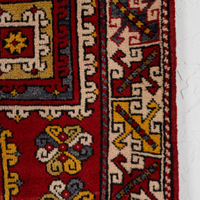 Classic accent rug in 4x6 dimensions, crafted in turkish