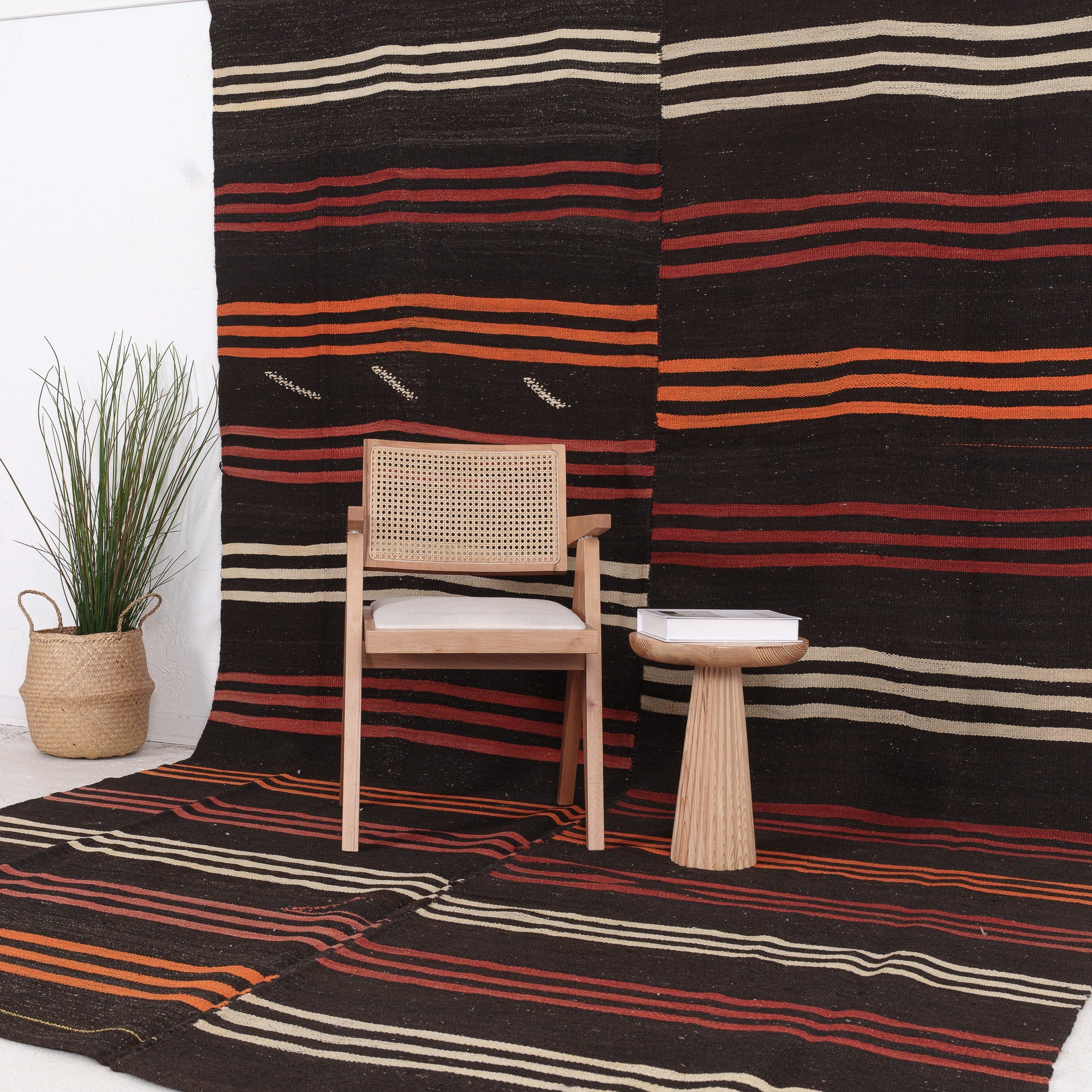 Naelisin - Vintage Turkish Area Rug