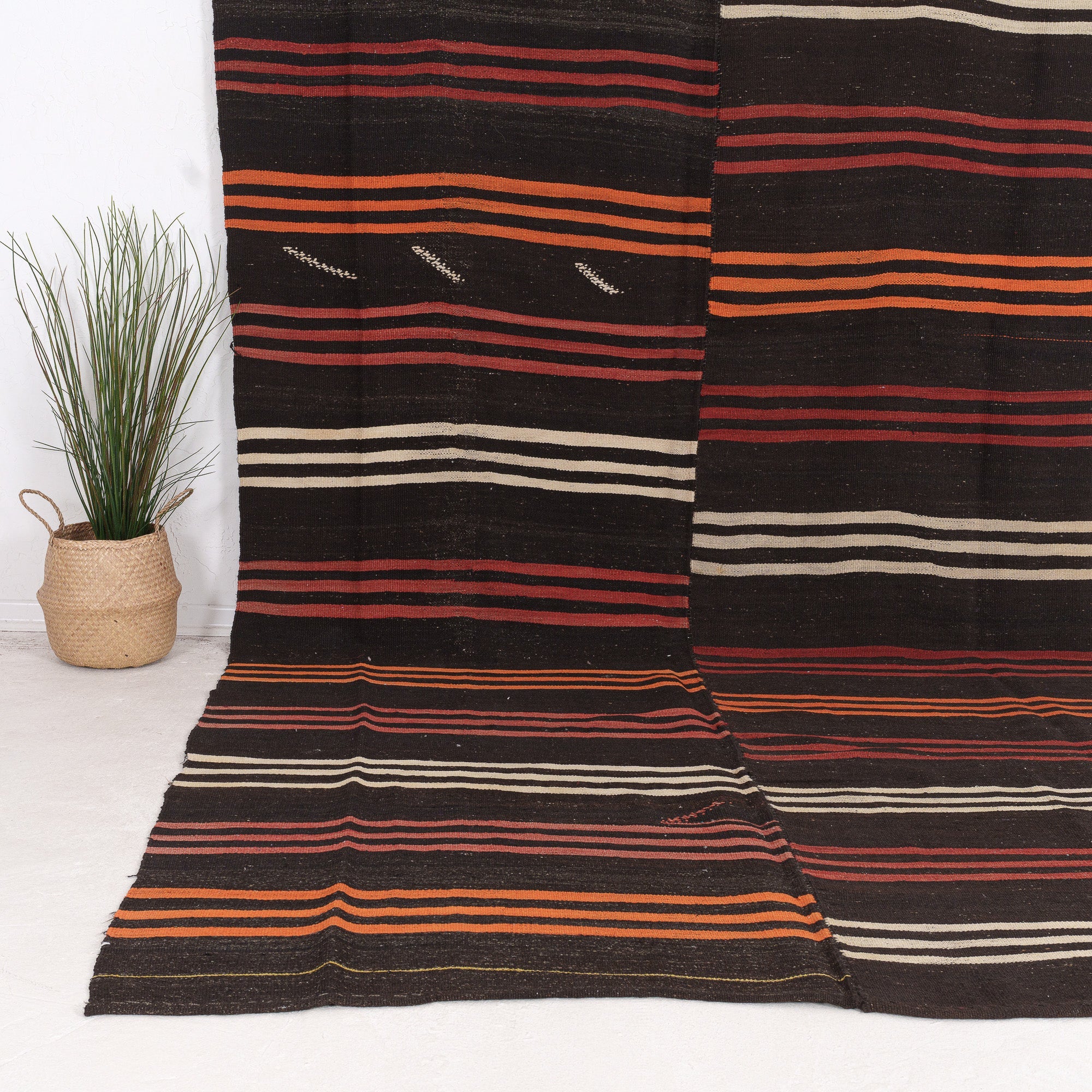 Naelisin - Vintage Turkish Area Rug