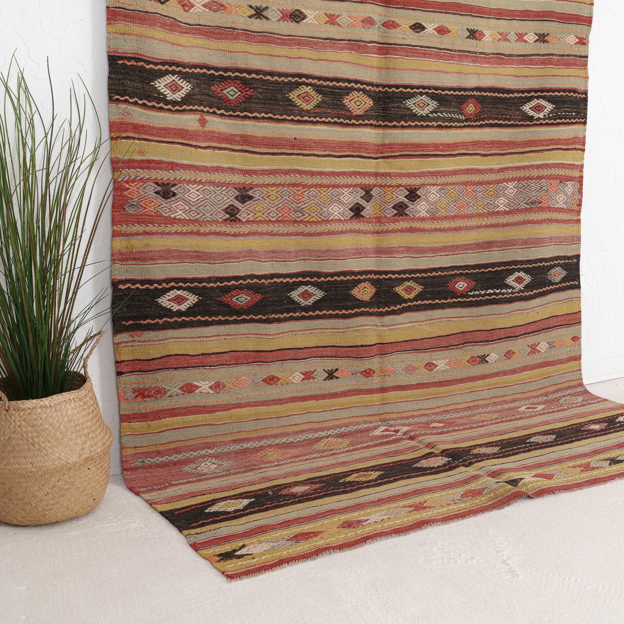 Saerinin - Vintage Turkish Area Rug