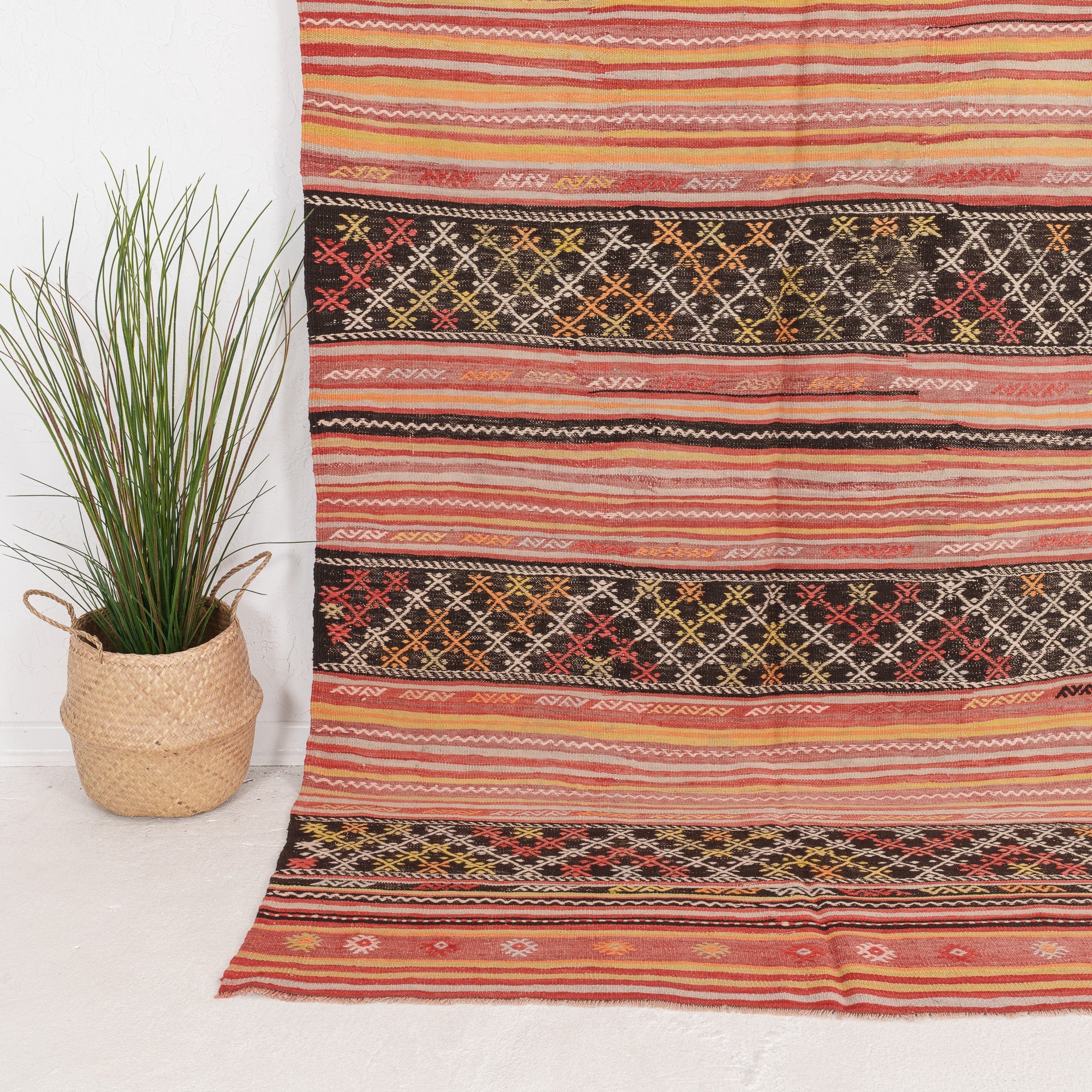 Vaelisena - Vintage Turkish Area Rug