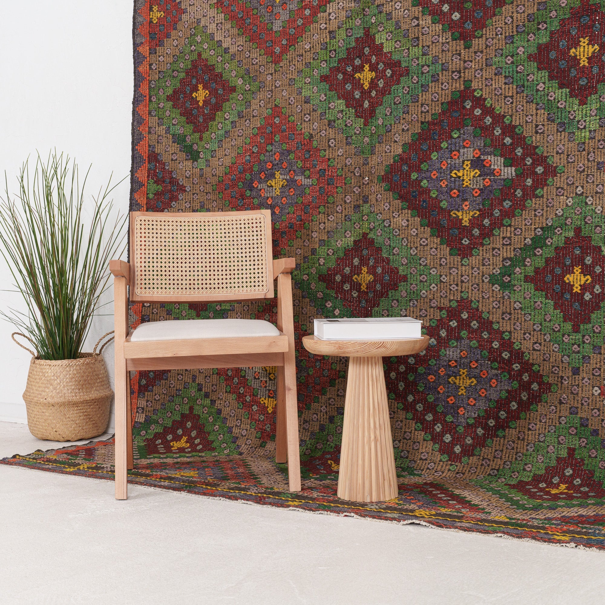 Vaelisess - Vintage Turkish Area Rug