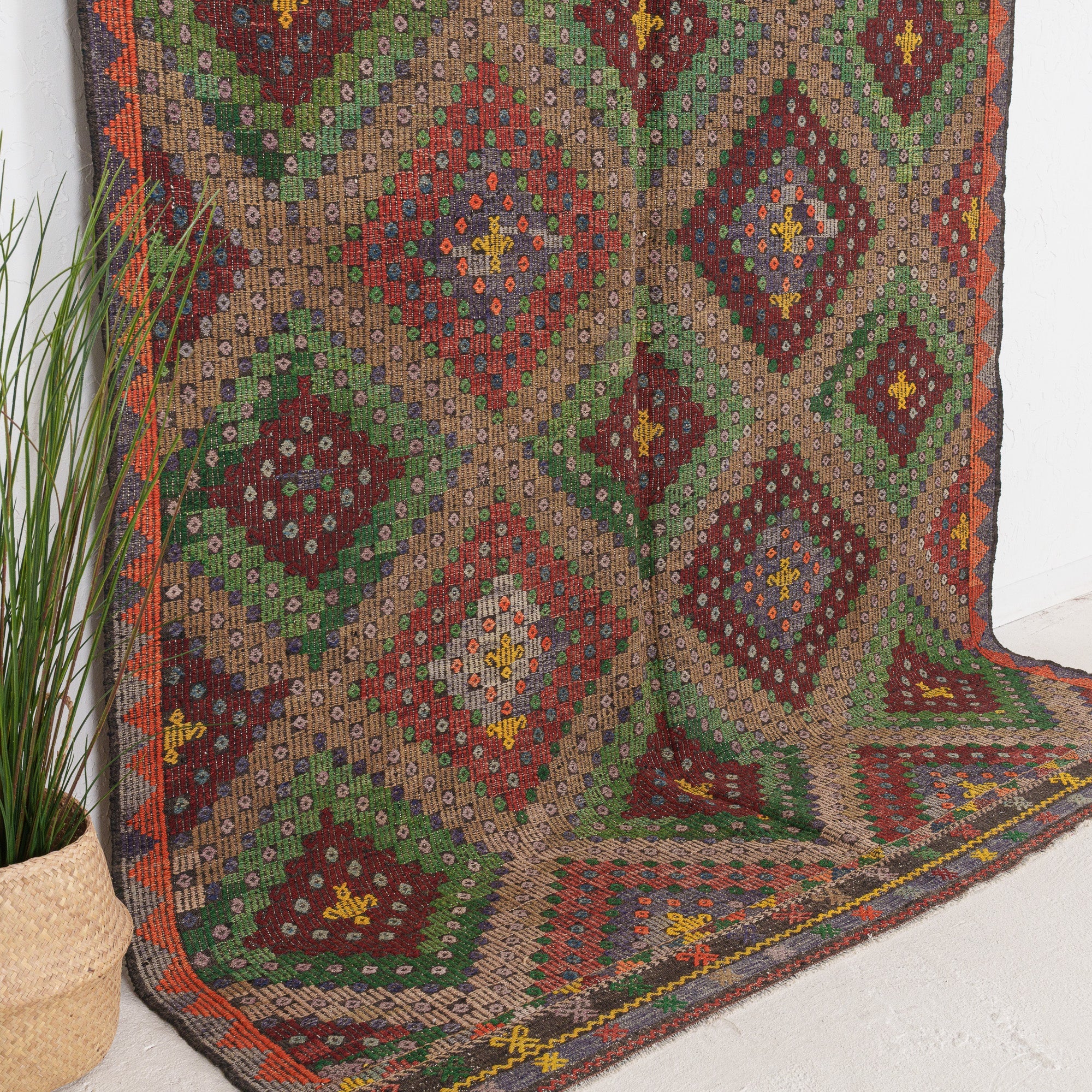 Vaelisess - Vintage Turkish Area Rug