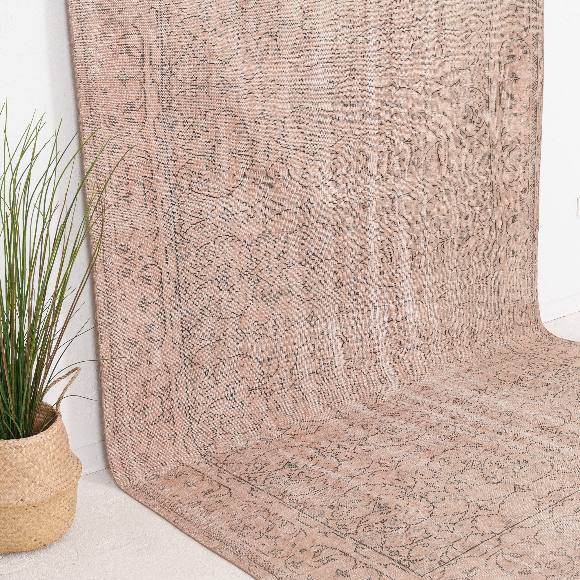 Xaerisin - Vintage Turkish Area Rug