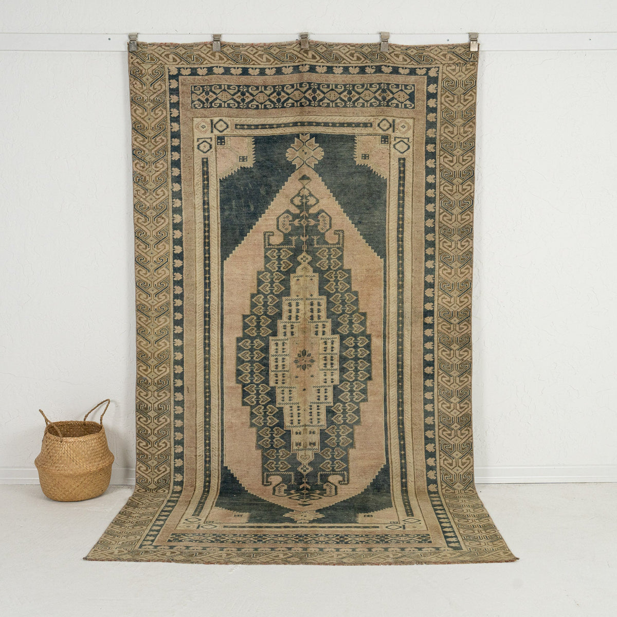 beige vintage 5x9 area rug - perfect for the entryway, hallway, living room, kitchen, bedroom