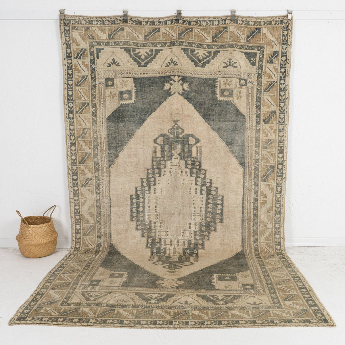 beige vintage 6x10 area rug - perfect for the living room, bedroom, office, dining room, entryway