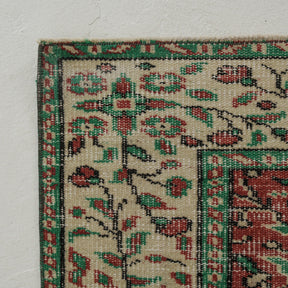 Classic area rug in 5x8 dimensions, crafted in turkish