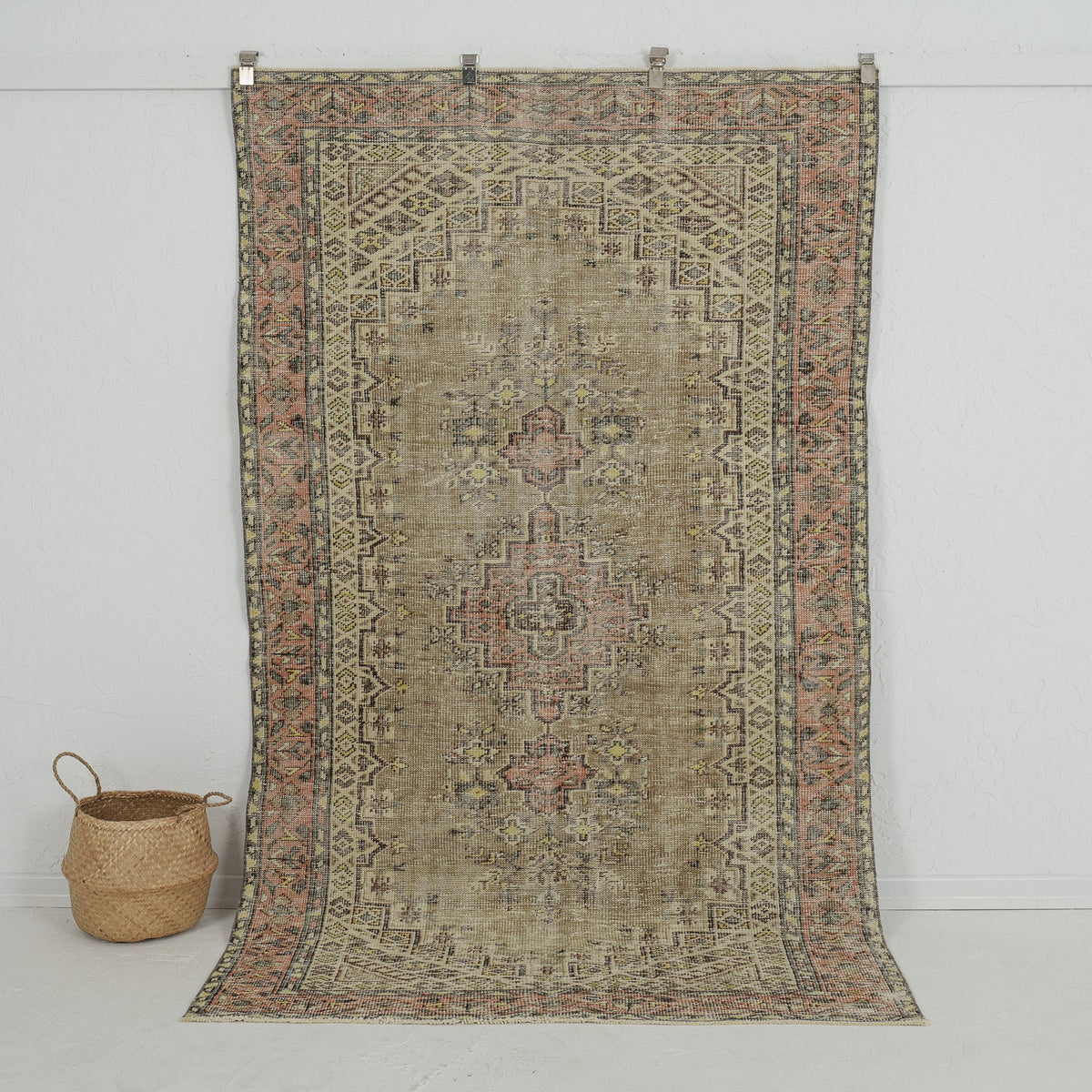 brown vintage 5x8 area rug - perfect for the entryway, hallway, living room, kitchen, bedroom