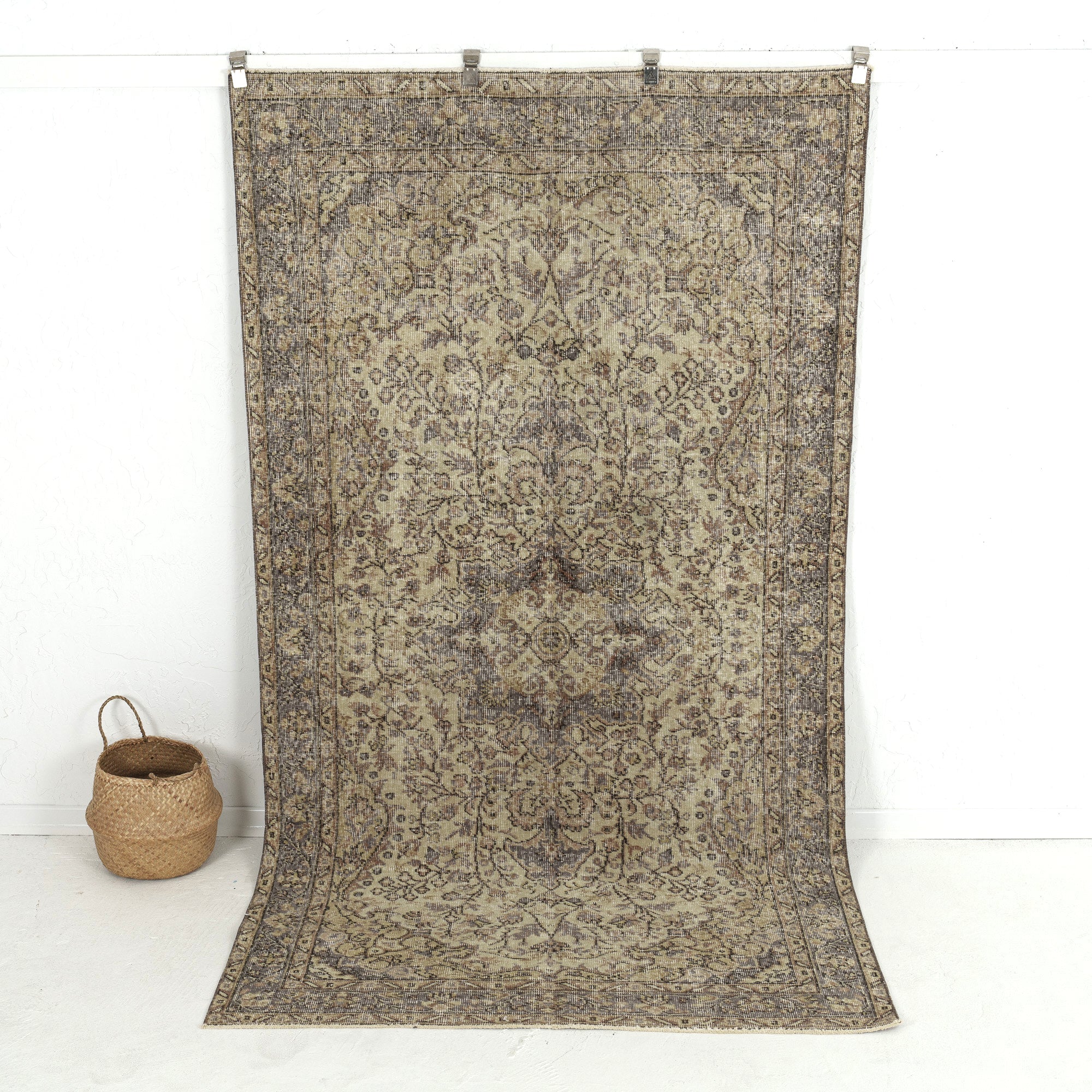 Cilena - Oriental Rug, Exquisite Antique Design